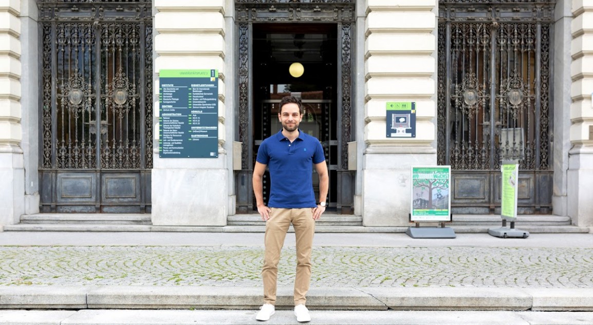 Thomas Pölzler in front of the main building of the University of Graz